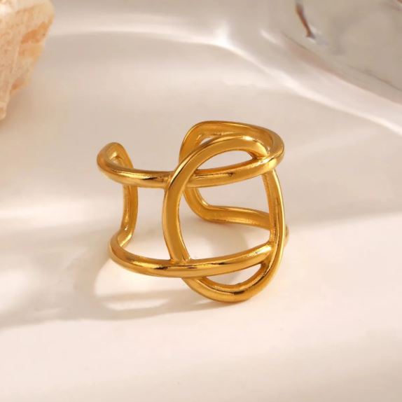 A Touch of Elegance: How to Style Pearls in a Modern Way