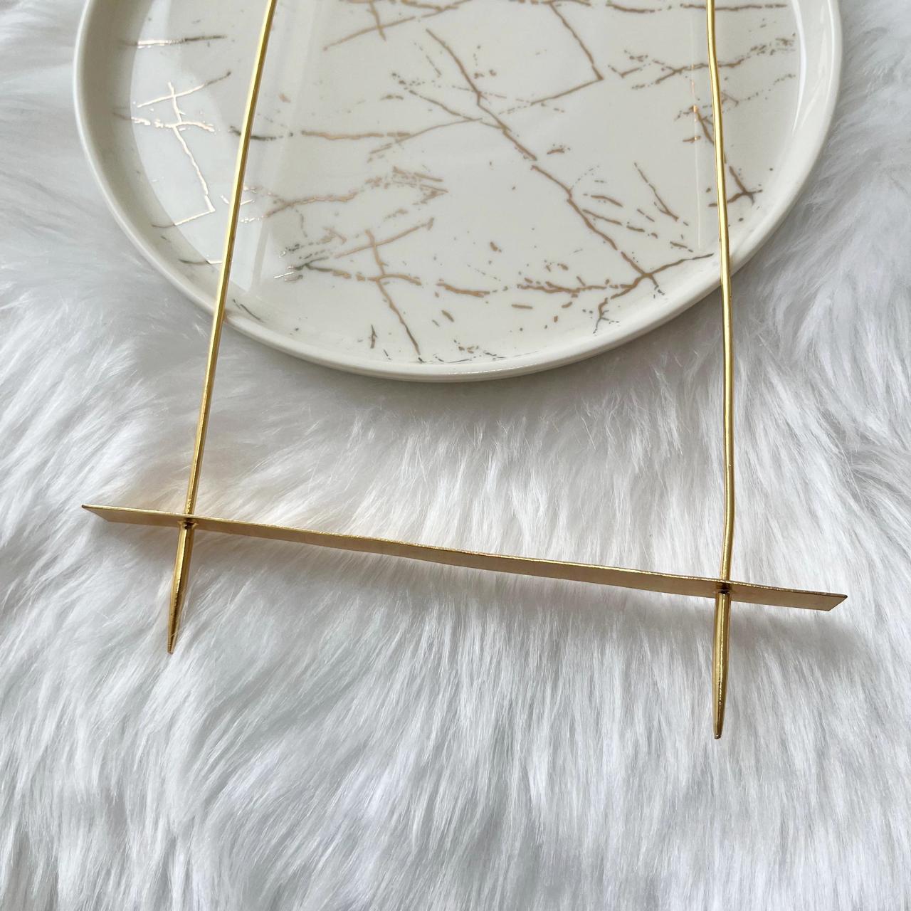 Modern long gold oscillate neckpiece