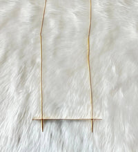 Modern long gold oscillate neckpiece