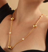 Golden Vogue Pearl Necklace