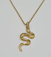 Hisss Charmer - Stainless steel golden chain with pendant