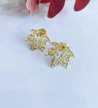 Stunning golden maple leaf earrings