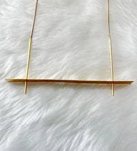 Contemporary gold oscillate neckpiece