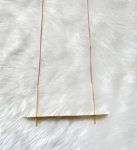 Contemporary gold oscillate neckpiece