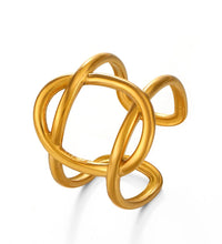 Classy gold ring with geometrical twist