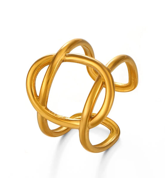 Classy gold ring with geometrical twist