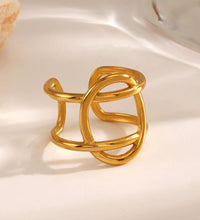 Classy gold ring with geometrical twist