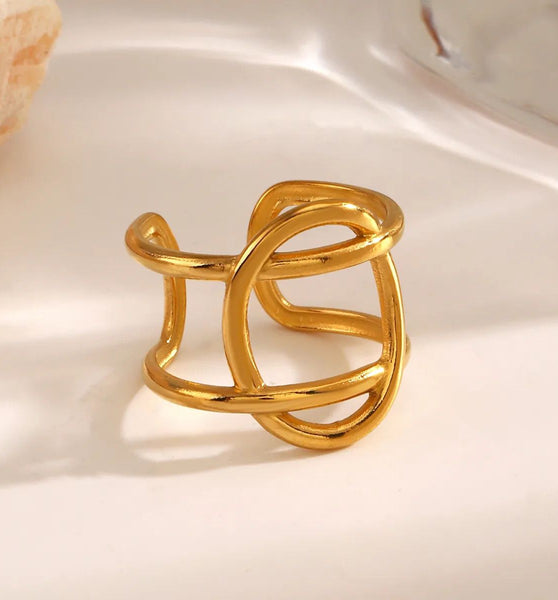 Classy gold ring with geometrical twist